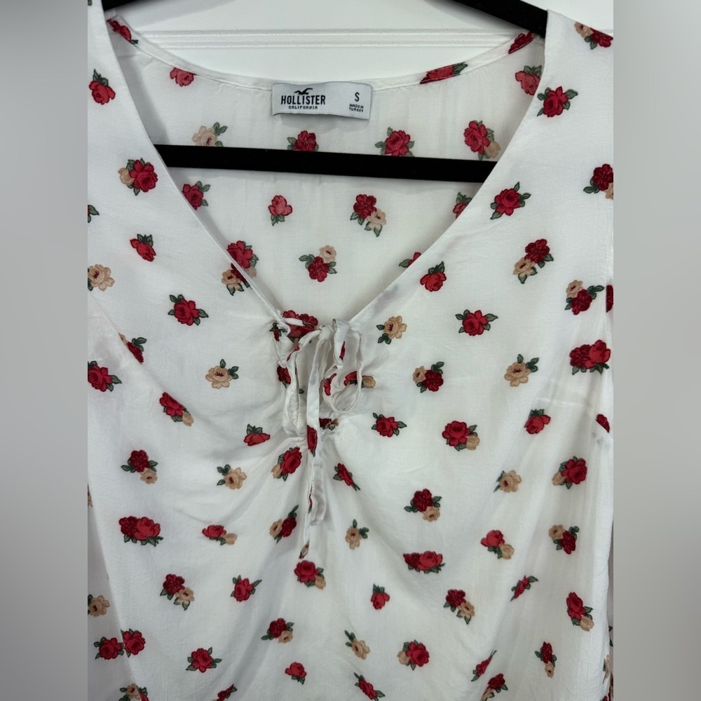 Hollister women’s white & red floral peasant tie front v-neck blouse. Size small - Picture 4 of 6